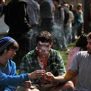 调查：美国青少年吸食大麻人数超去年 新增至少100万人